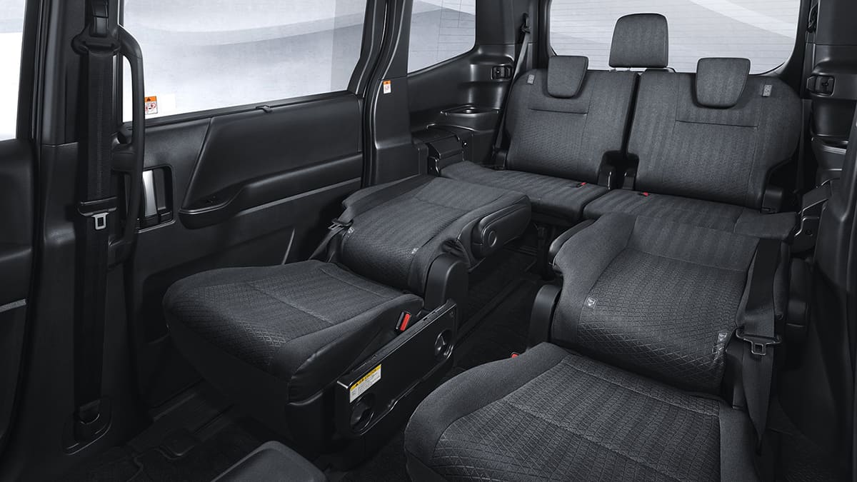 Interior Toyota Voxy Nyaman, Mewah, dan Kaya Teknologi