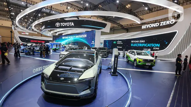 Toyota Tak Tertandingi Selama 20 Tahun, Hybrid Dominasi 59 Persen Pasar Toyota terus menegaskan posisi dominasinya di industri otomotif nasional. Selama dua dekade terakhir, pabrikan asal Jepang ini berhasil mempertahankan status sebagai pemimpin pasar dengan pangsa rata-rata di atas 30 persen setiap tahunnya. Mengacu pada data dari Gabungan Industri Kendaraan Bermotor Indonesia (Gaikindo), total penjualan kendaraan roda empat di Indonesia sepanjang tahun 2024 mencapai 865.723 unit. Dari angka tersebut, Toyota dan merek premium Lexus membukukan penjualan sebesar 291.566 unit. Angka ini mewakili 33,7 persen dari total pasar nasional. Di posisi kedua, masih dalam lingkup Grup Toyota, Daihatsu menyumbangkan 163.032 unit. “Kami sangat mengapresiasi kepercayaan konsumen Indonesia terhadap solusi mobilitas yang kami hadirkan. Ini menjadi wujud komitmen kami yang konsisten dalam mendukung perkembangan mobilitas Tanah Air,” ujar Henry Tanoto, Wakil Presiden Direktur PT Toyota-Astra Motor (TAM), di sela-sela ajang GIIAS 2025 di ICE BSD City, Tangerang. Pemimpin Pasar Elektrifikasi Nasional Keunggulan Toyota tak hanya terbatas pada kendaraan bermesin konvensional. Di segmen kendaraan elektrifikasi, khususnya hybrid, Toyota juga tampil sebagai pemimpin pasar. Data TAM menunjukkan, pangsa pasar Toyota di kategori mobil hybrid nasional mencapai angka mencolok: 59 persen. Direktur Pemasaran TAM, Hiroyuki Ueda, menjelaskan bahwa pencapaian tersebut merupakan hasil dari strategi multi-pathway serta komitmen terhadap visi “Beyond Zero”. Strategi ini memungkinkan Toyota untuk menawarkan beragam pilihan teknologi elektrifikasi, mulai dari hybrid electric vehicle (HEV), plug-in hybrid electric vehicle (PHEV), battery electric vehicle (BEV), hingga fuel cell electric vehicle (FCEV). Model-model hybrid Toyota yang telah diterima dengan baik di pasar Indonesia antara lain: Corolla Cross Hybrid, Yaris Cross Hybrid, Kijang Innova Zenix Hybrid, dan Alphard Hybrid. Untuk kendaraan berbasis hidrogen, Toyota menghadirkan Mirai, sedangkan di lini kendaraan listrik murni terdapat bZ4X dan Urban Cruiser. Komitmen terhadap Industri Otomotif Nasional Lebih jauh, Toyota juga memperkuat kontribusinya dalam membangun ekosistem otomotif berkelanjutan di Indonesia. Kolaborasi dengan mitra lokal dilakukan secara aktif guna memperkuat industri dari sisi hulu hingga hilir. “Melalui strategi multi-pathway, kami menghadirkan berbagai solusi mobilitas rendah emisi. Penerimaan masyarakat terhadap model-model hybrid kami membuktikan bahwa strategi ini berjalan dengan baik dan tepat sasaran,” kata Ueda. Untuk memperkuat struktur industri nasional, Toyota juga memaksimalkan penggunaan sumber daya lokal. Ini meliputi kegiatan riset dan pengembangan, peningkatan kandungan lokal komponen kendaraan, hingga pelatihan dan pengembangan tenaga kerja. Toyota saat ini mengoperasikan lima fasilitas produksi di Indonesia, yang melibatkan lebih dari 350.000 pekerja dalam ekosistem rantai pasok dan manufaktur. Tak hanya melayani pasar domestik, Indonesia kini menjadi salah satu basis produksi dan ekspor utama Toyota di kawasan Global South. Sampai saat ini, akumulasi ekspor kendaraan Toyota yang dirakit di Indonesia telah mendekati angka tiga juta unit ke berbagai negara tujuan.