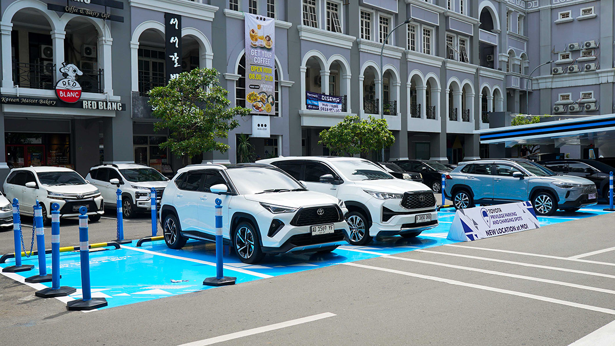 Mobil Hybrid Toyota Kini Dapat Parkir Gratis di Mal Ternama, Ini Alasannya